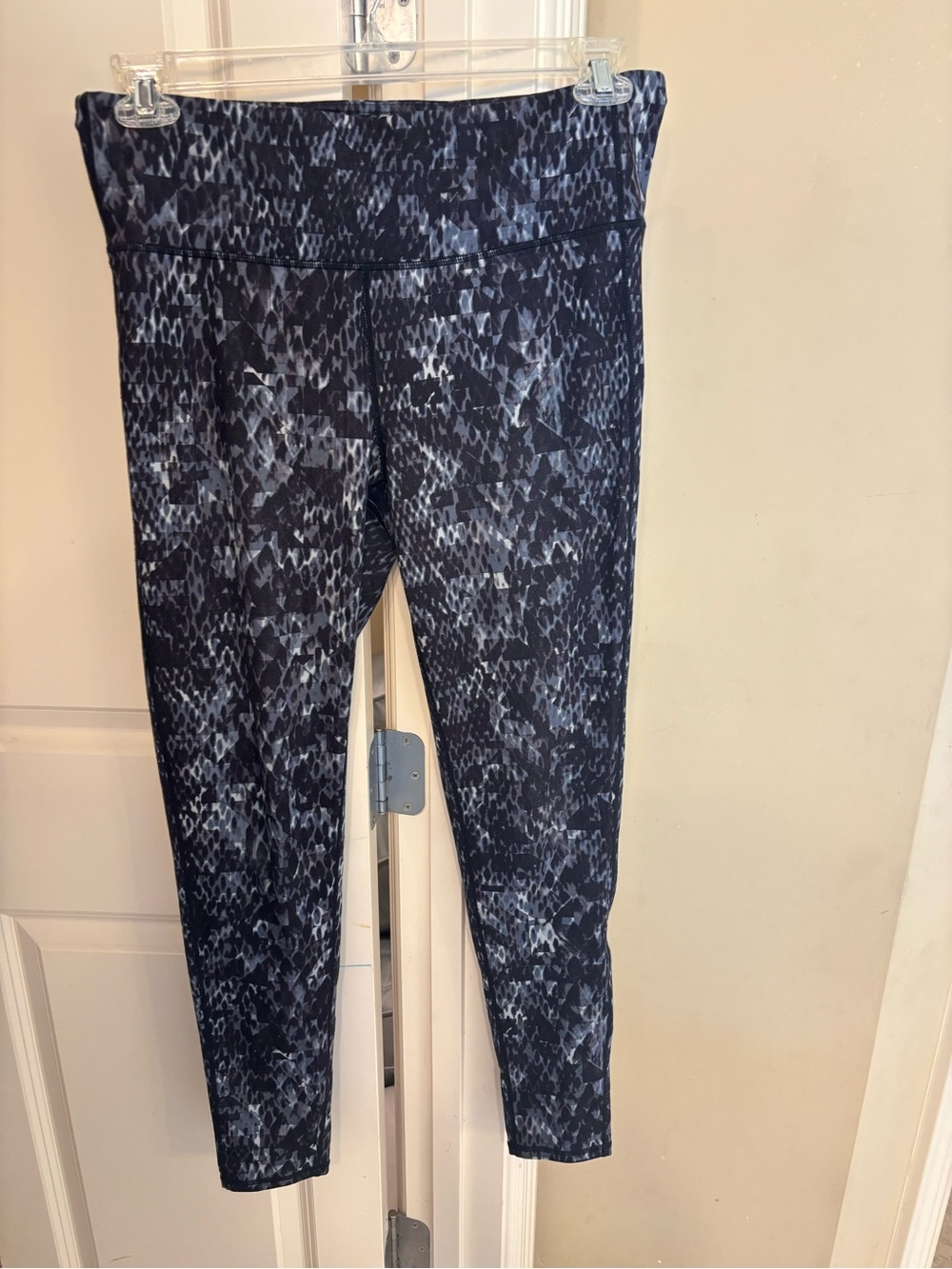 Athleta black and gray Snake skin Patterned Leggings